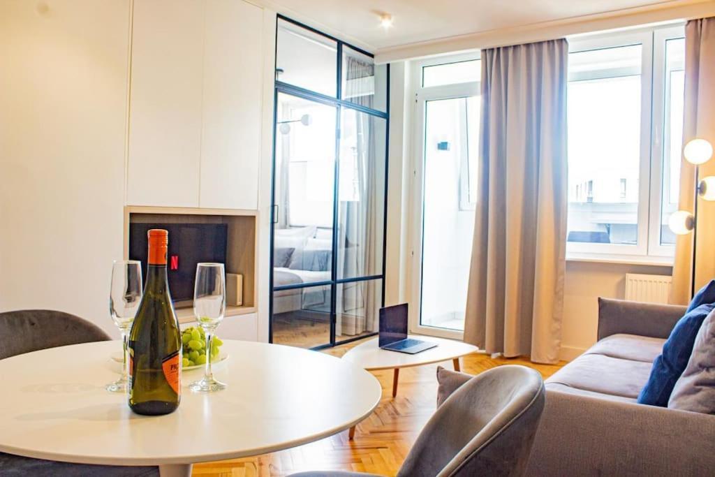 Central Apartment With Balcony And Views, Old Town, Metro Варшава Экстерьер фото